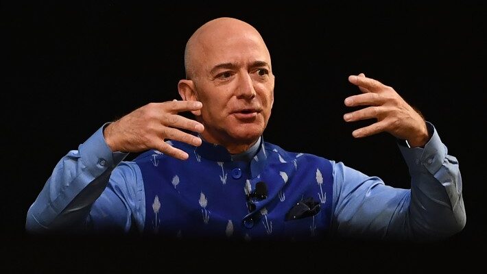 El look disco de año nuevo de Jeff Bezos es objeto de burlas en las redes sociales