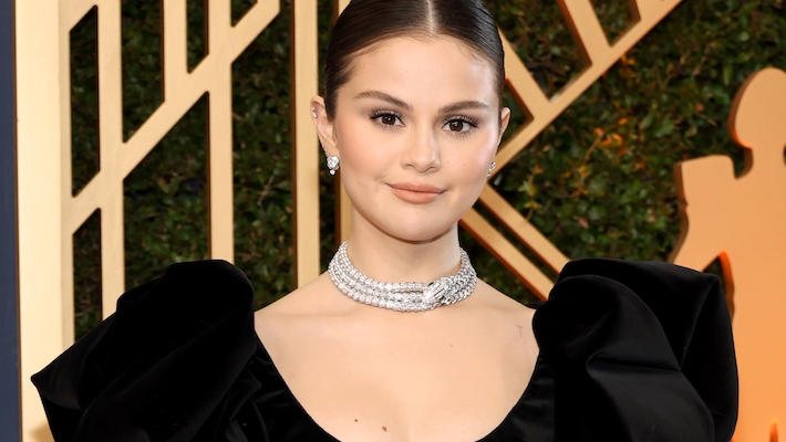 Look de Selena Gomez en la alfombra roja de los Premios SAG de los Oscar de la Renta