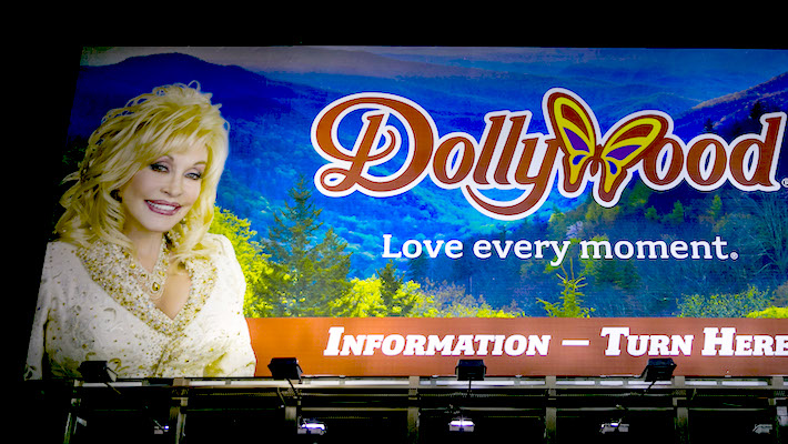 Los empleados de Dollywood de Dolly Parton ahora tienen acceso gratuito a la universidad