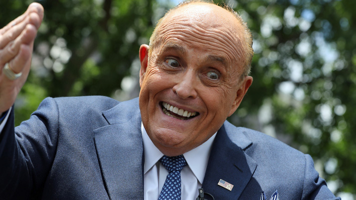 Rudy Giuliani dice que su dormitorio tiene suciedad sobre Hillary Clinton