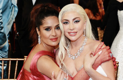 Salma Hayek dice que Lady Gaga es 'una buena besadora'