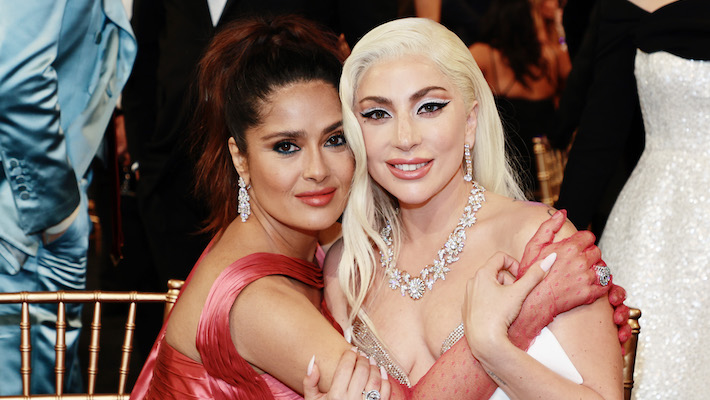 Salma Hayek dice que Lady Gaga es 'una buena besadora'