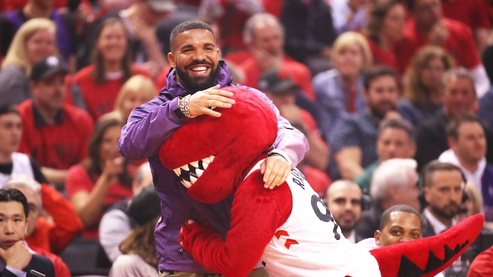 Drake es un destacado en la cancha en los juegos de los Toronto Raptors