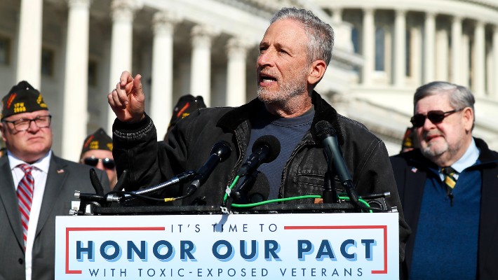 Jon Stewart advierte al Partido Republicano que no diluya el proyecto de ley de salud de los veteranos