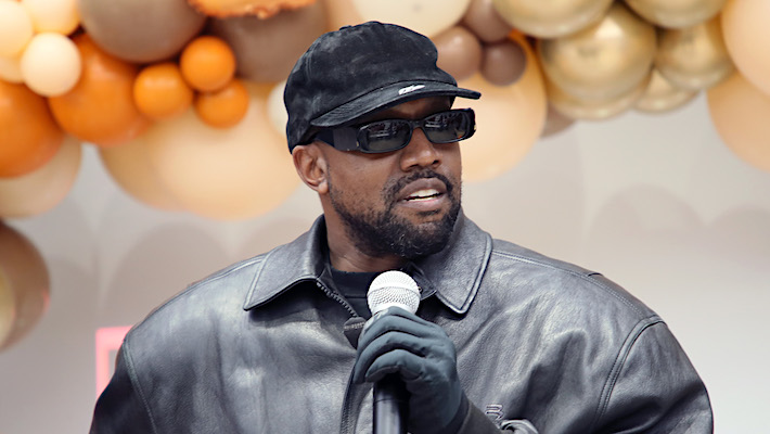 Kanye West explica el lanzamiento del micrófono en el evento de escucha de 'Donda 2'