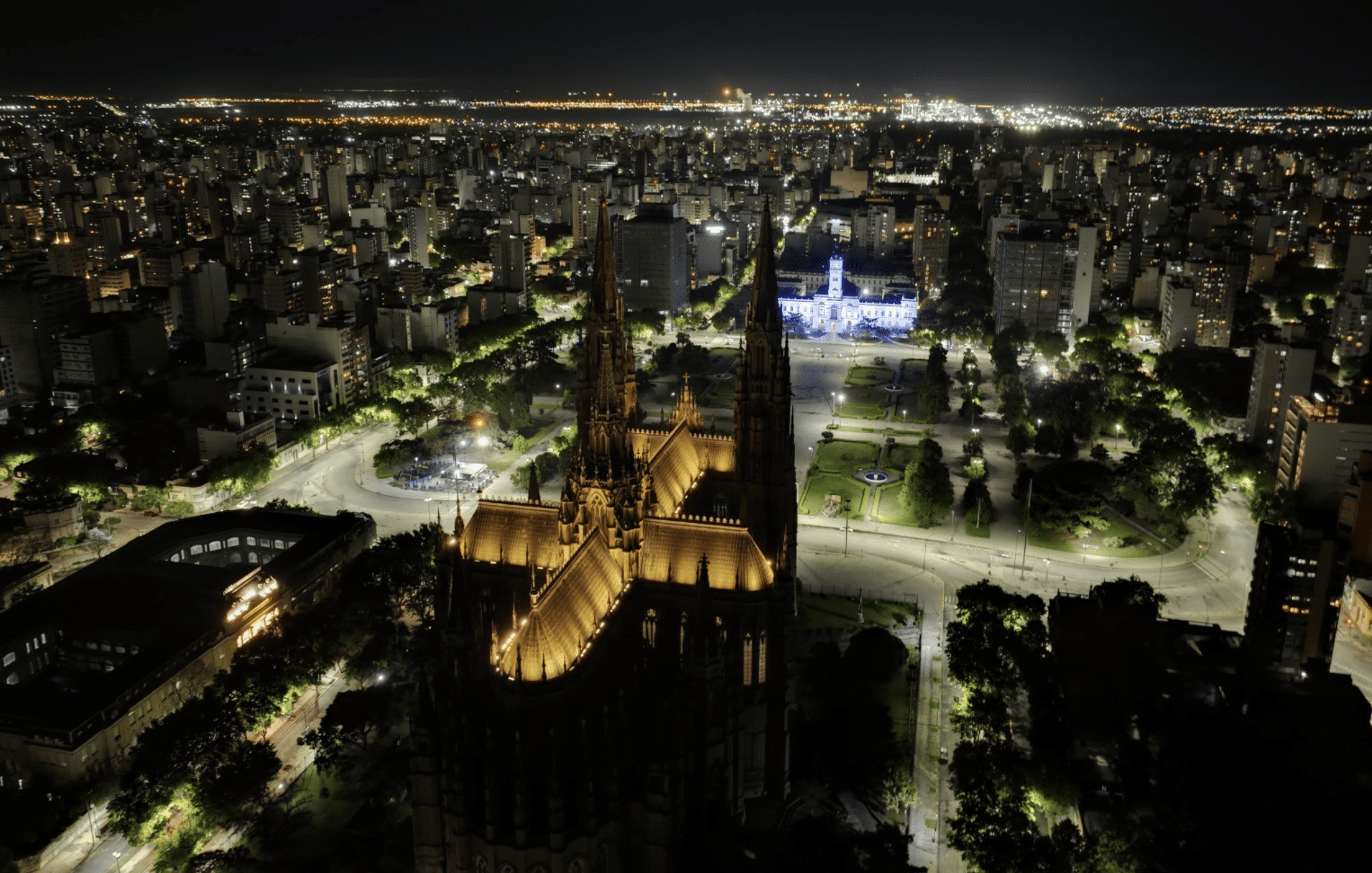 La Catedral de La Plata se renueva, iluminación y restauración para un ícono arquitectónico.